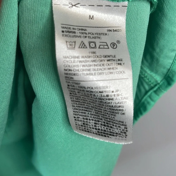 Banana Republic Factory Kelly Green Silky Sleeveless Blouse Button Keyhole M - Picture 7 of 9